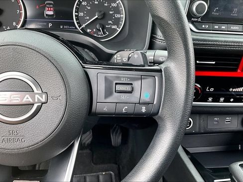Used 2023 Nissan Rogue SV FWD image 12