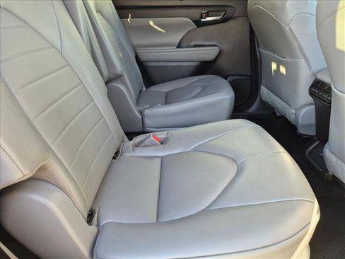 Used 2022 Toyota Highlander XLE FWD image 20