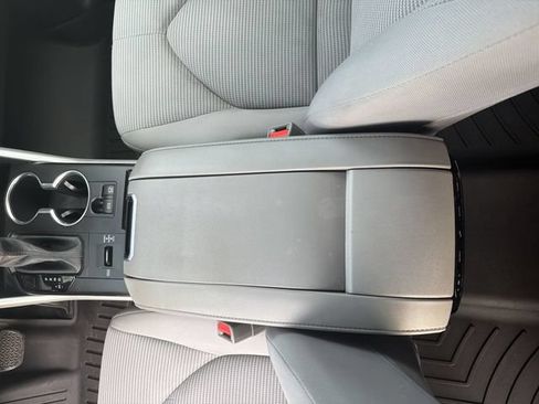Used 2021 Toyota Highlander LE FWD image 25