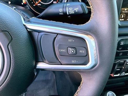 Certified 2023 Jeep Gladiator Overland image 41