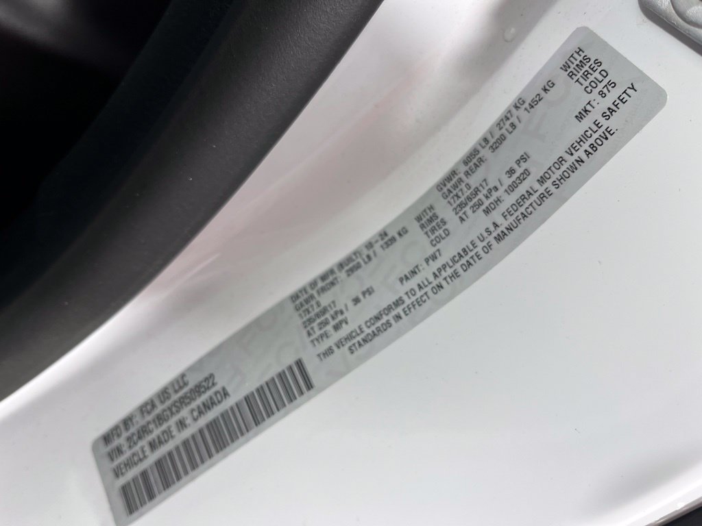 Used 2025 Chrysler Pacifica Select FWD image 31
