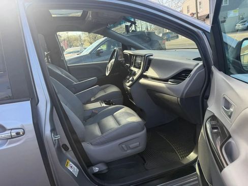 Used 2017 Toyota Sienna FWD image 27