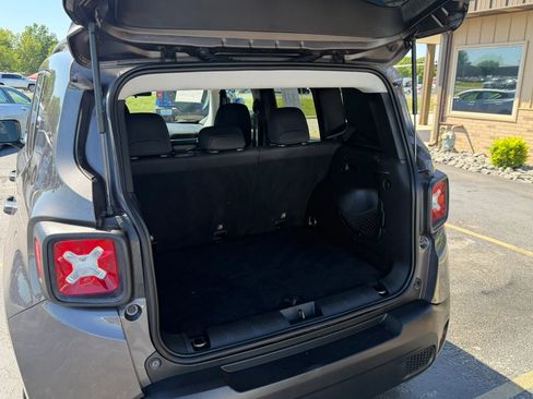 Used 2018 Jeep Renegade Latitude FWD image 13