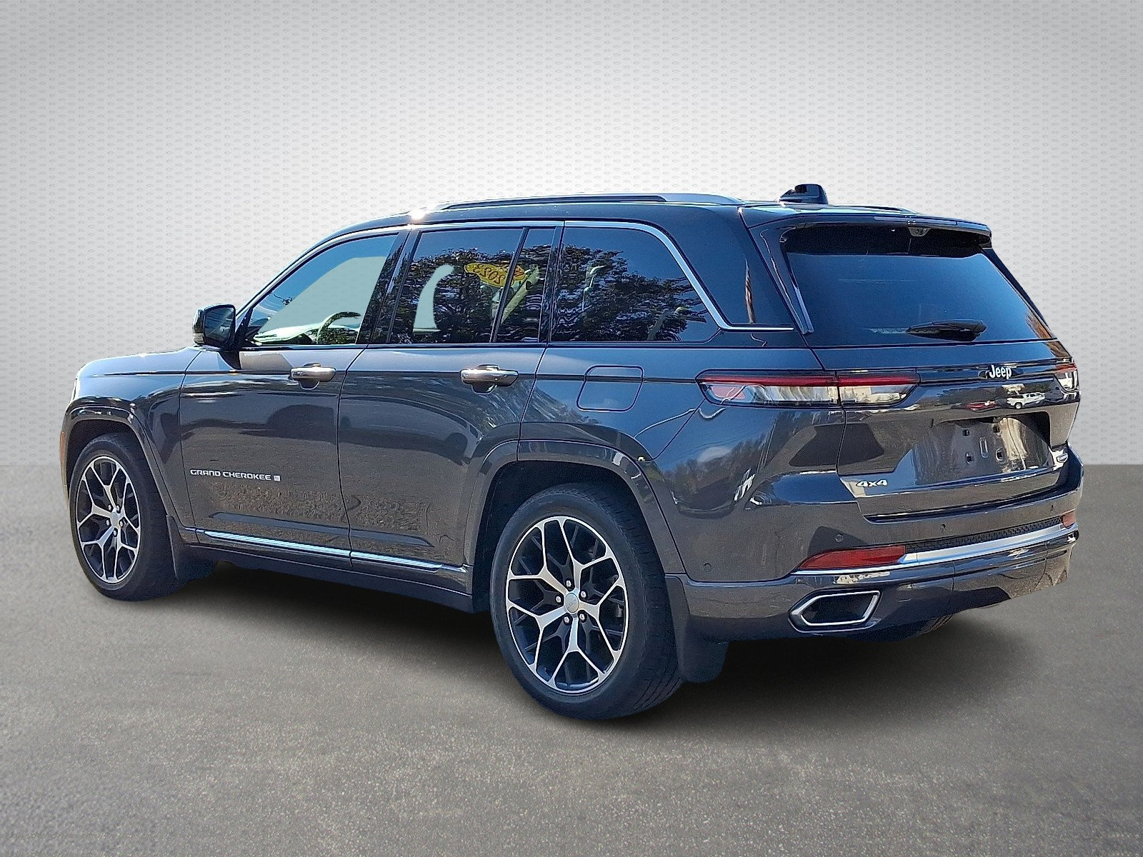Used 2023 Jeep Grand Cherokee Summit AWD/4WD image 4