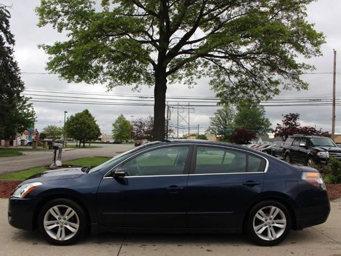 Used 2011 Nissan Altima 3.5 SR FWD image 6