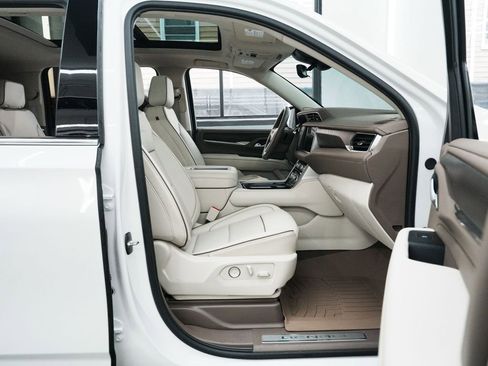 Used 2024 GMC Yukon XL Denali w/ Advanced Technology Package AWD/4WD image 36