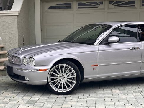 Used 2004 Jaguar XJ8 RWD image 2