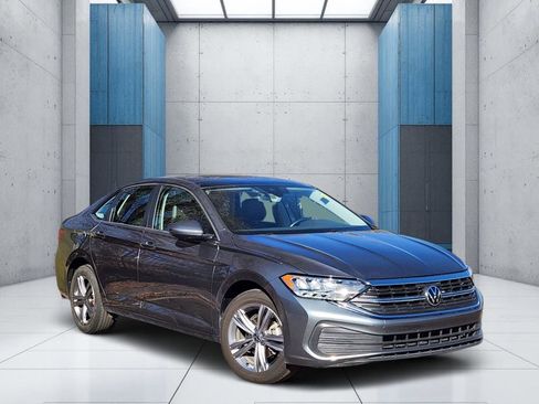 Used 2024 Volkswagen Jetta SE image 1