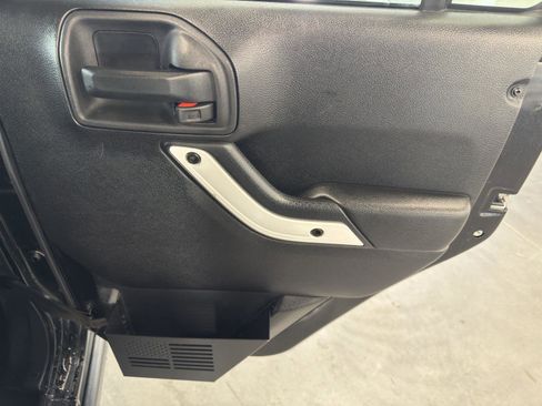 Used 2015 Jeep Wrangler Unlimited Sahara image 27