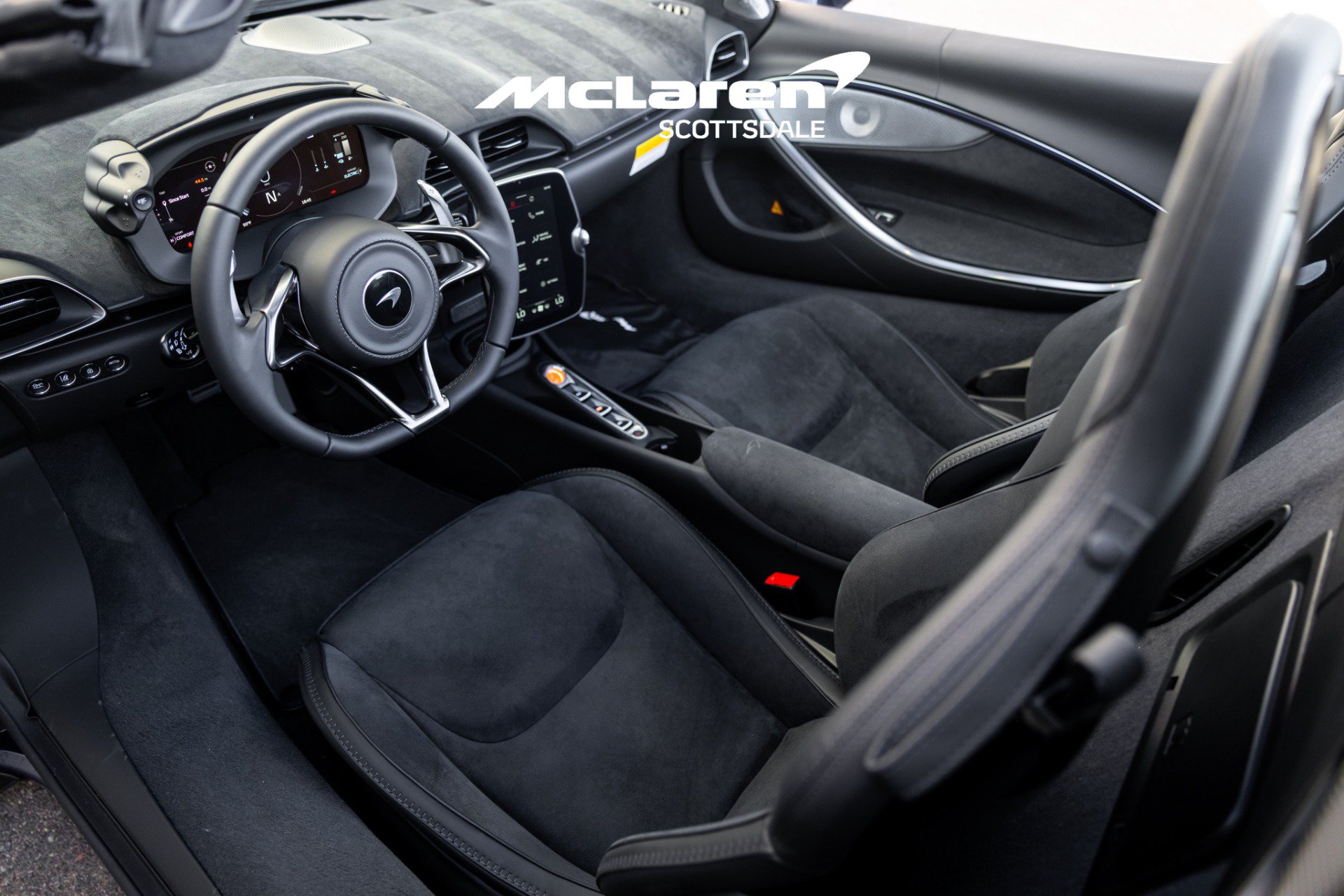 Used 2025 McLaren Artura Spider RWD image 22