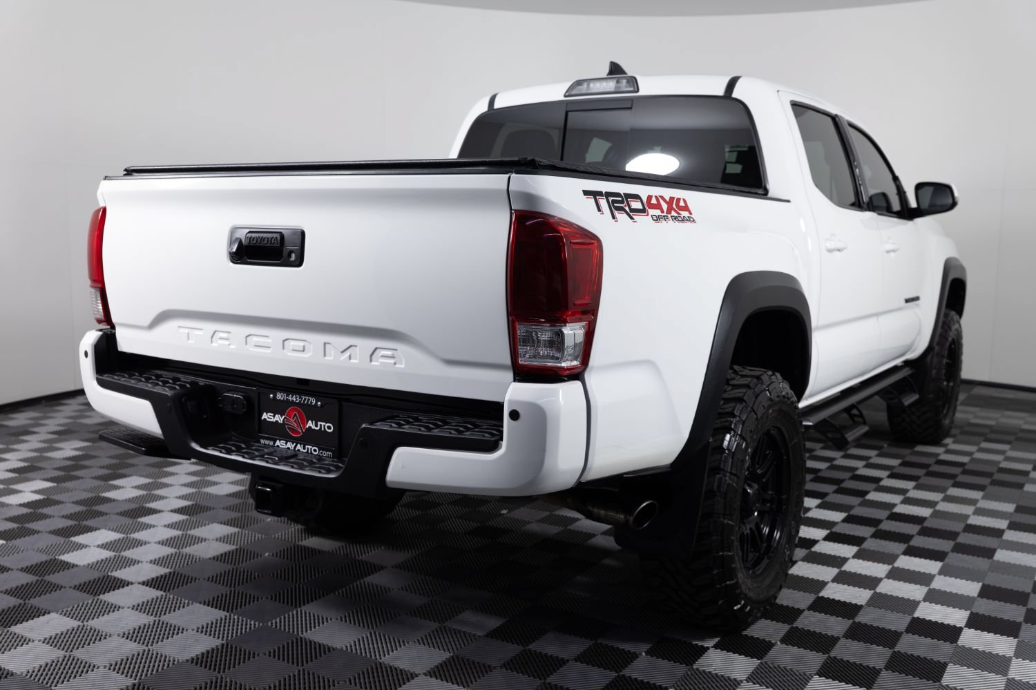 Used 2017 Toyota Tacoma TRD Off-Road w/ Premium & Technology Package AWD/4WD image 7