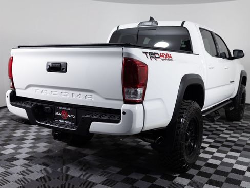 Used 2017 Toyota Tacoma TRD Off-Road w/ Premium & Technology Package AWD/4WD image 7