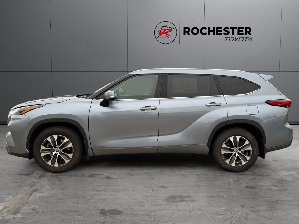 Used 2021 Toyota Highlander XLE AWD/4WD image 2