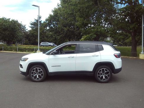 Used 2025 Jeep Compass Limited AWD/4WD image 2