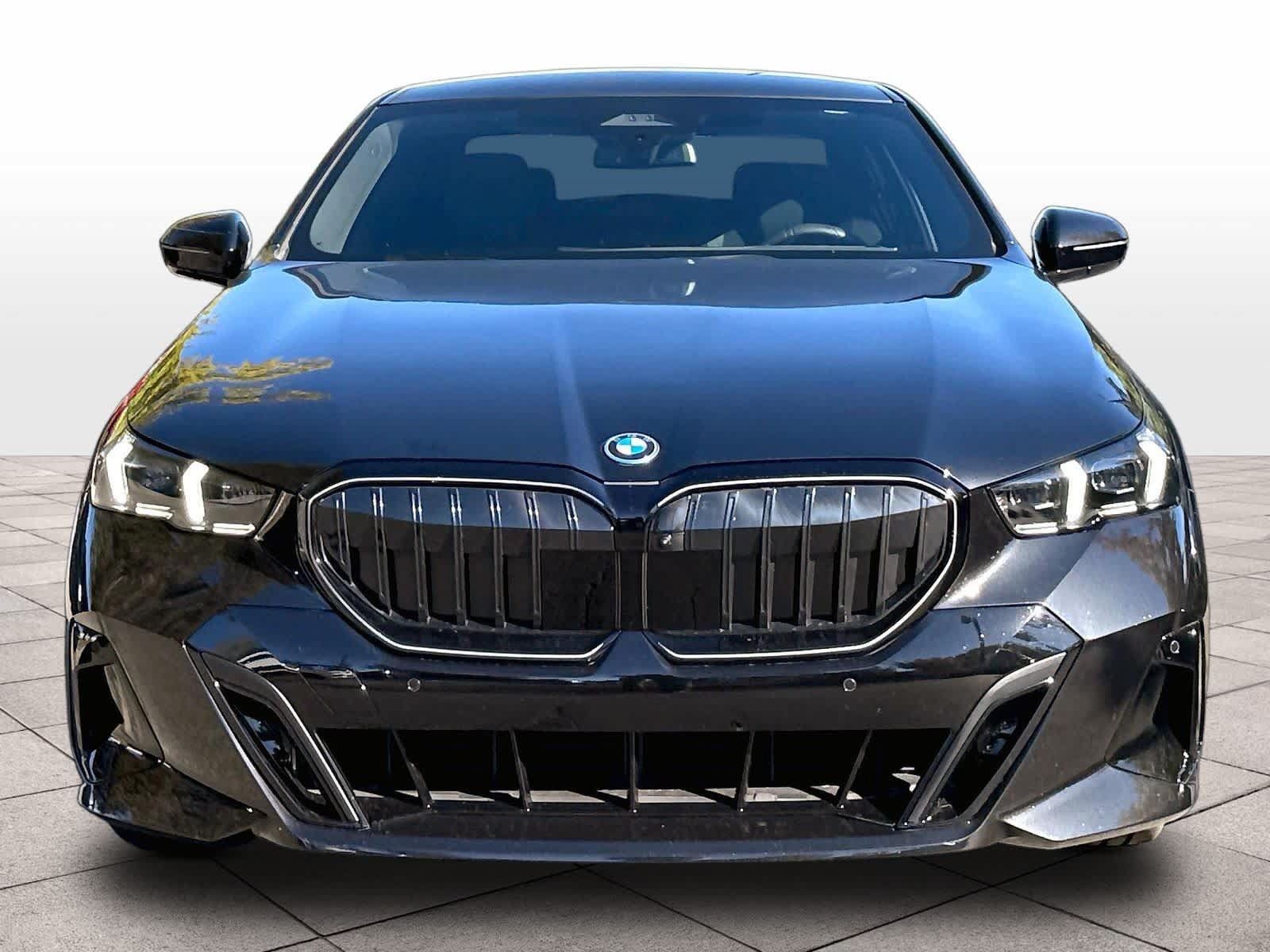 Used 2025 BMW 550e xDrive w/ Premium Package AWD/4WD image 3