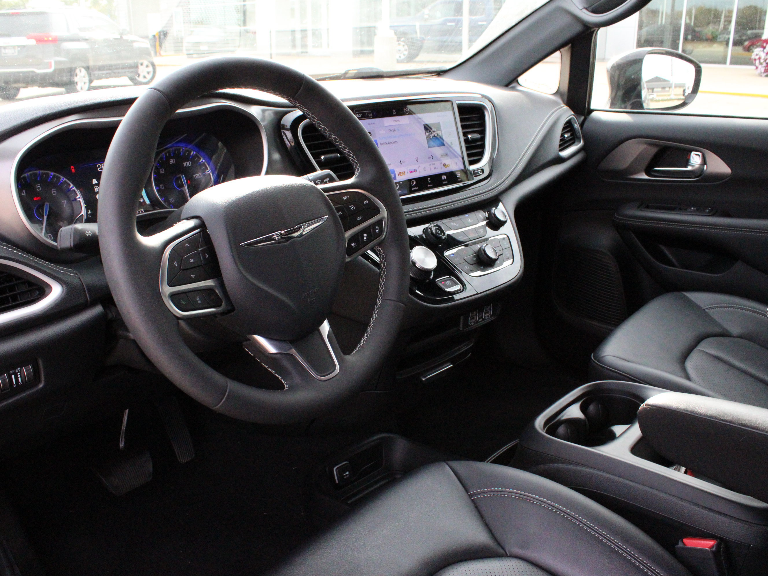 Used 2025 Chrysler Pacifica Select FWD image 8