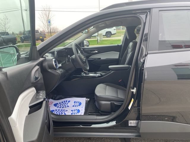 Used 2025 Chevrolet Trax LT FWD image 11