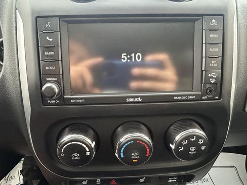 Used 2014 Jeep Compass Latitude FWD image 23