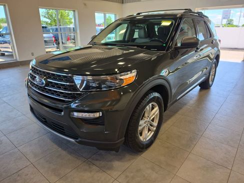 Used 2022 Ford Explorer XLT w/ Equipment Group 202A AWD/4WD image 2