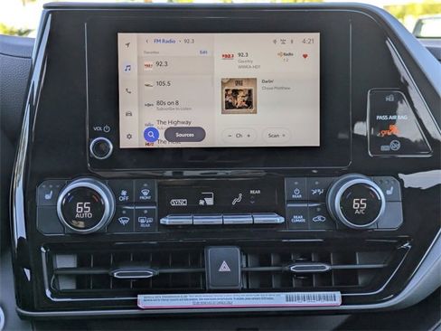 Used 2024 Toyota Highlander XLE image 19