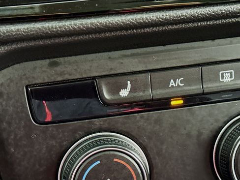 Used 2022 Volkswagen Taos SE w/ Panoramic Sunroof Package image 3