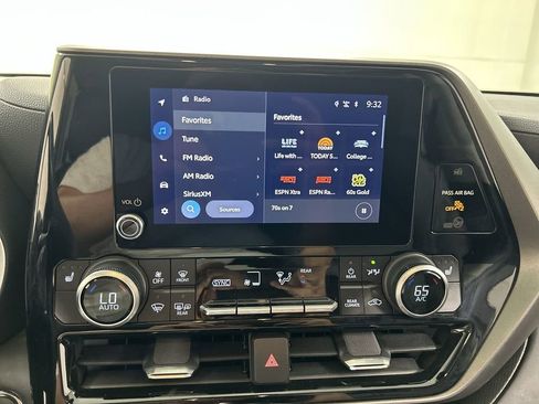 Used 2023 Toyota Highlander XLE AWD/4WD image 14