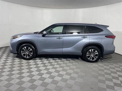 Used 2022 Toyota Highlander XLE AWD/4WD image 4