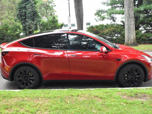 Used 2022 Tesla Model Y Long Range image 10