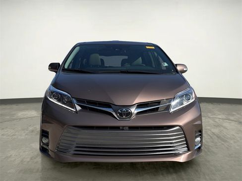 Used 2020 Toyota Sienna Limited Premium image 8