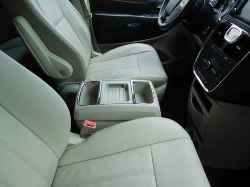 Used 2016 Chrysler Town & Country Touring w/ Driver Convenience Group image 15