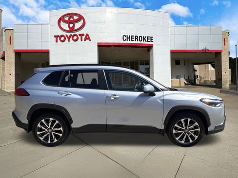 Used 2024 Toyota Corolla Cross XLE w/ Convenience Package image 4