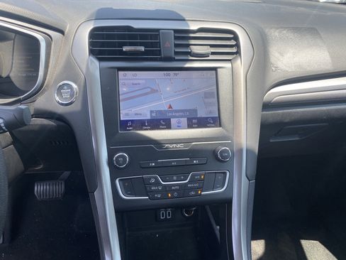 Used 2019 Ford Fusion SE FWD image 15