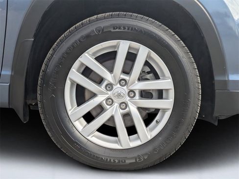 Used 2015 Toyota Highlander LE image 11