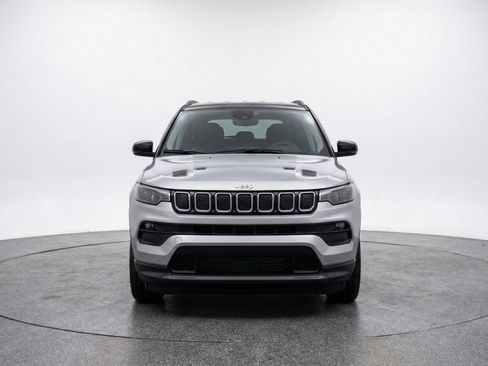 Used 2025 Jeep Compass Limited AWD/4WD image 2