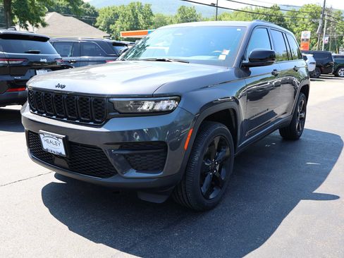 Used 2022 Jeep Grand Cherokee Altitude AWD/4WD image 3