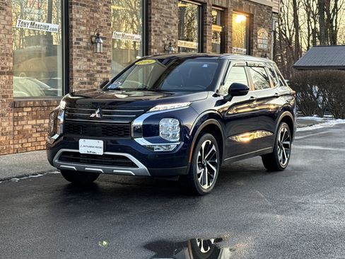 Used 2024 Mitsubishi Outlander SE image 1