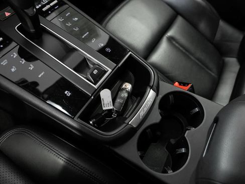 Certified 2023 Porsche Macan AWD/4WD image 25