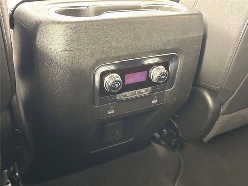 Used 2024 GMC Yukon XL SLT image 32