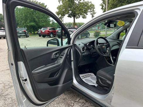 Used 2021 Chevrolet Trax LS w/ Tint and Cruise Package FWD image 9