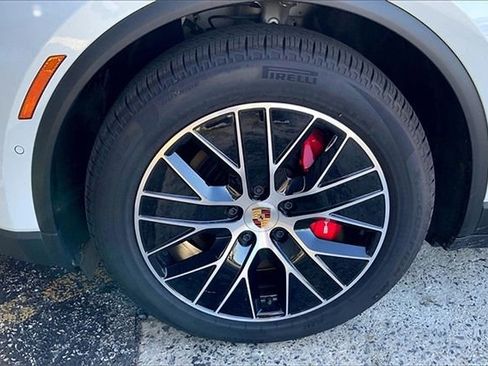 Certified 2025 Porsche Macan 4S Electric AWD/4WD image 14