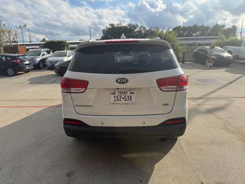 Used 2016 Kia Sorento LX w/ LX Convenience Package image 4