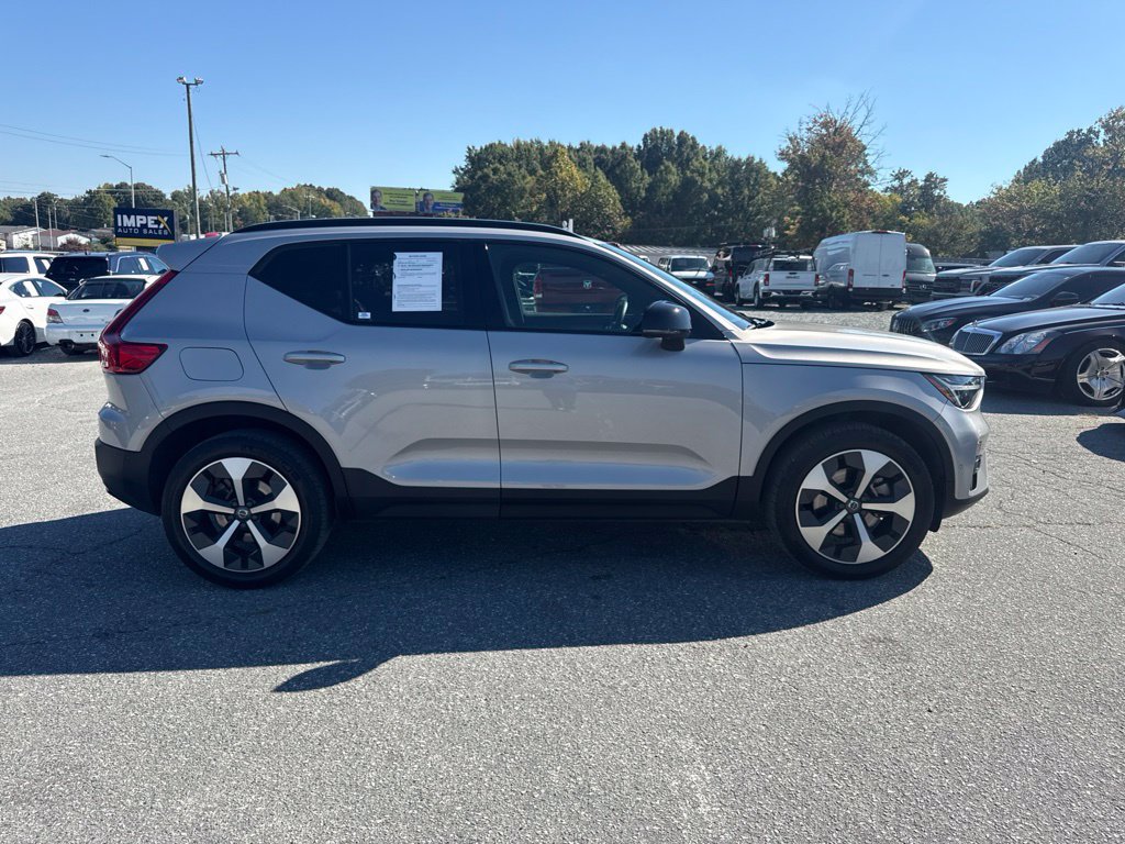 Used 2025 Volvo XC40 B5 Plus AWD/4WD image 6