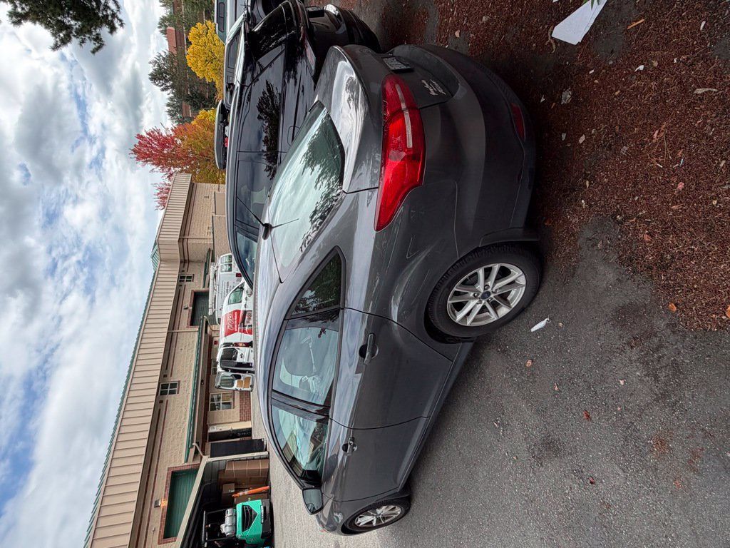 Used 2016 Ford Focus SE w/ SE Cold Weather Package FWD image 5