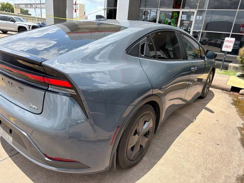 Used 2024 Toyota Prius LE FWD image 4