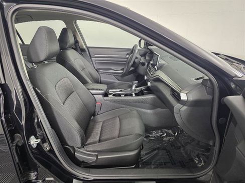 Used 2024 Nissan Altima 2.5 SV FWD image 13