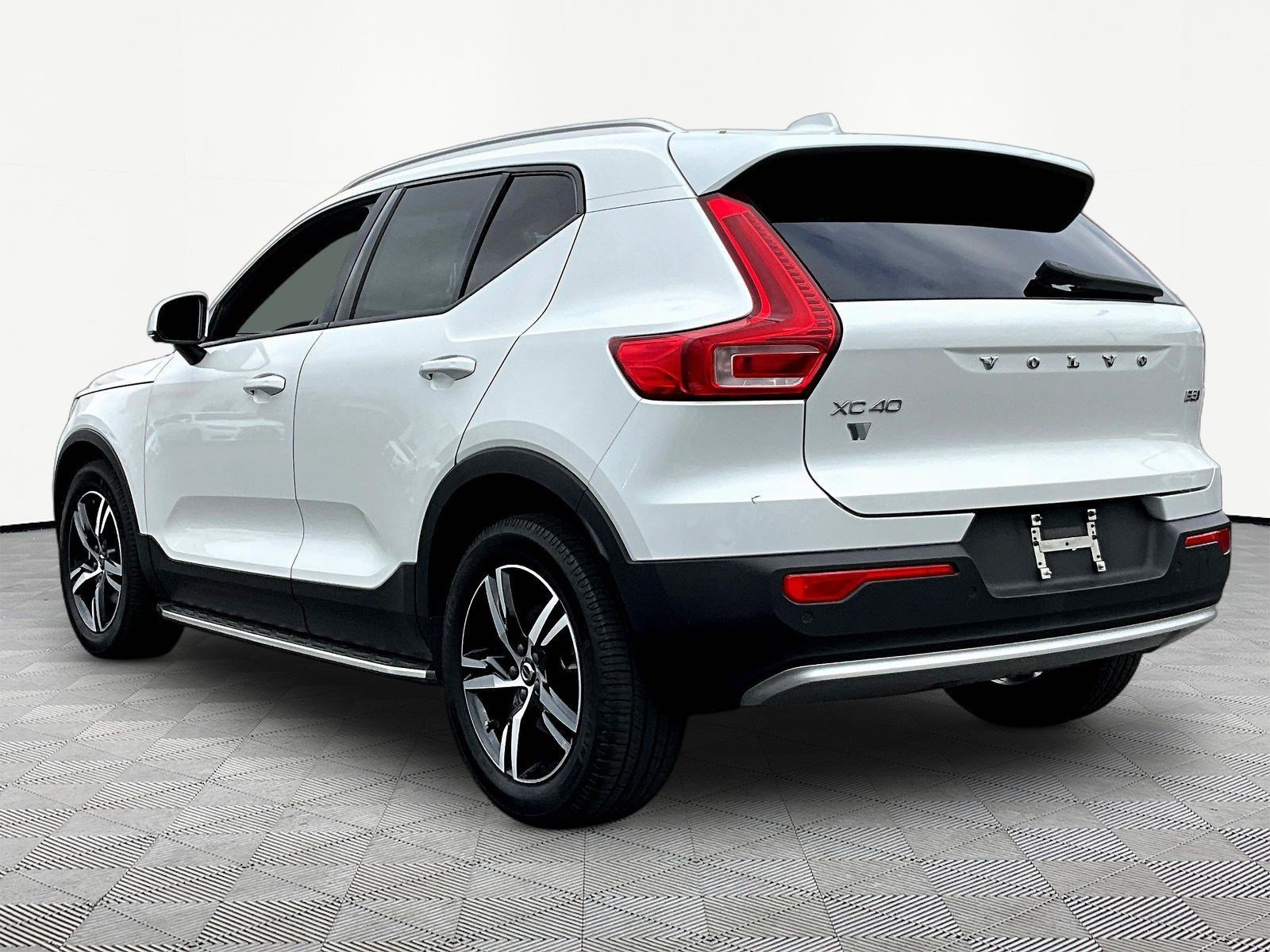 Used 2023 Volvo XC40 B5 Core AWD/4WD image 4