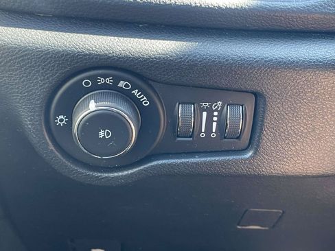 Used 2025 Chrysler Pacifica Limited FWD image 25