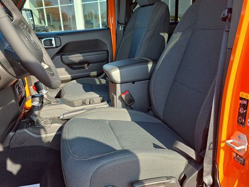 New 2025 Jeep Gladiator Sport image 11