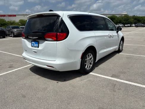 Used 2023 Chrysler Voyager LX FWD image 5