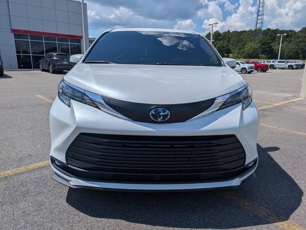Used 2025 Toyota Sienna XLE w/ XLE Plus Package FWD image 8